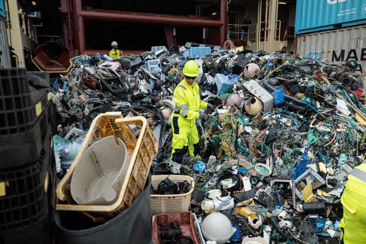 Kā 50 miljoni tonnu plastmasas gadā ietekmē cilvēku veselību un planētu, saskaņā ar starptautisku pārskatu