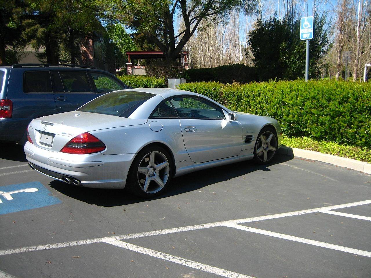 Katru pusgadu Stīvs Džobss pirka vienu un to pašu automašīnu — Mercedes-Benz SL klases automašīnu par 120 000 eiro. Viss noslēpums bija numura zīmē.