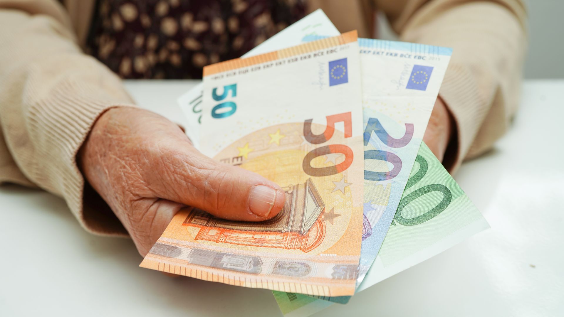 34 gadus vecs vīrietis ir izvirzījis mērķi pensionēties 45 gadu vecumā un vēlas pelnīt 400 000 eiro mēnesī: «Es vispirms maksāju sev».