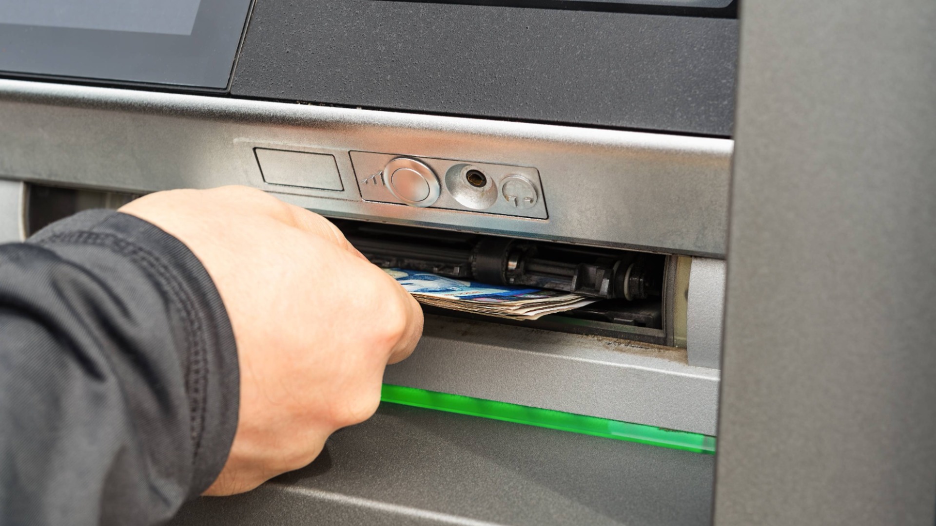 Bankomāti mainīsies uz visiem laikiem un vairs nepieņems fiziskas kartes: kā tagad tiks izņemta skaidra nauda.