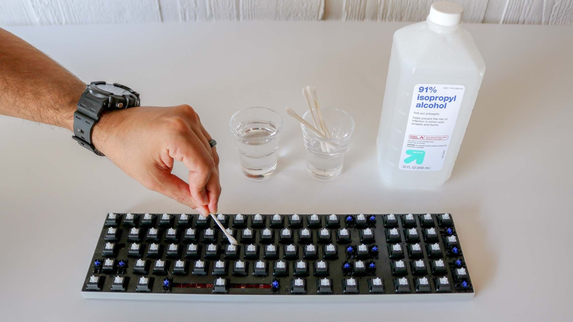 Kā 5 minūtēs ar vienkāršu triku notīrīt kafijas traipus no tastatūras