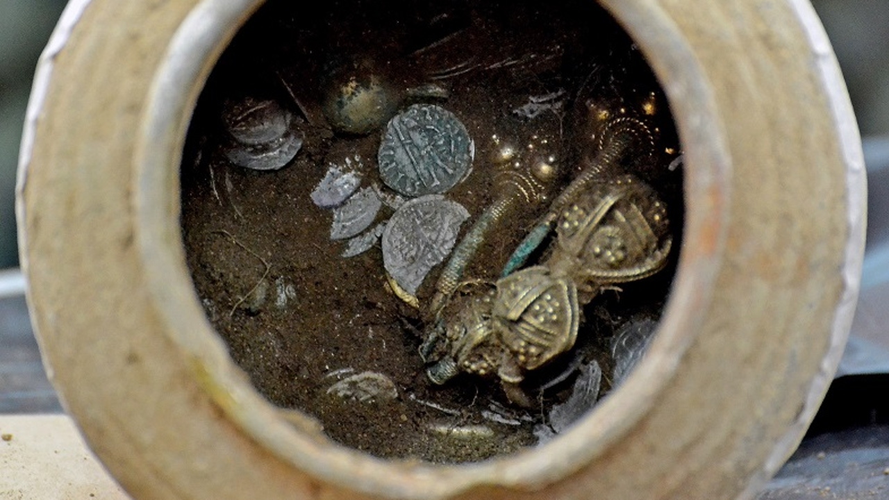 Tūristi uzkāpj kalnā un atrod divas kārbas, kas datētas ar 1808. gadu: dārgumu, kura vērtība pārsniedz 300 000 eiro.