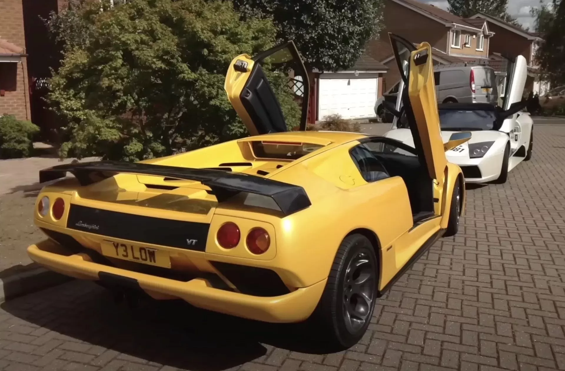 Lamborghini norobežojas no dīlera, kurš apsūdzēts superauto pārdošanā “narkotiku tirgotājiem un suteneru”.
