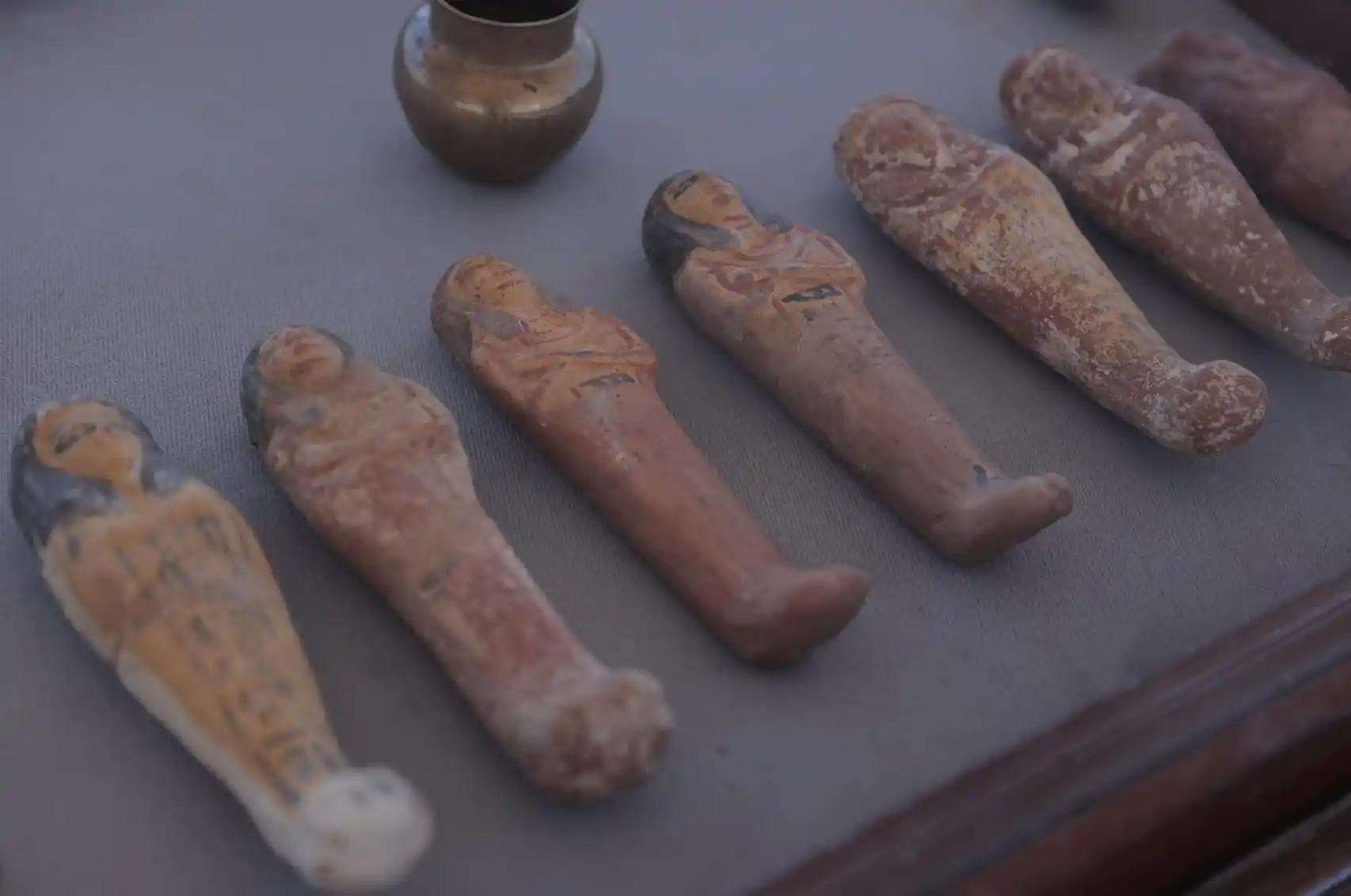 Arheologi ir atklājuši šausminošu grāmatu, kas tūkstošiem gadu glabājusies Ēģiptē: “To sargāja Anubisa figūriņas”.