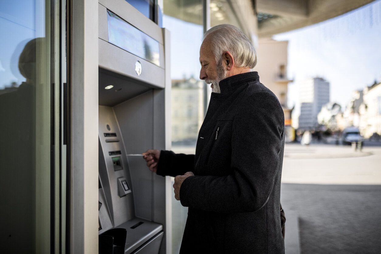 Vecāka gadagājuma cilvēki un pensionāri kritizē jaunās bankomātu izmantošanas noteikumus: „Bankomātu pārvietošana nav risinājums”.