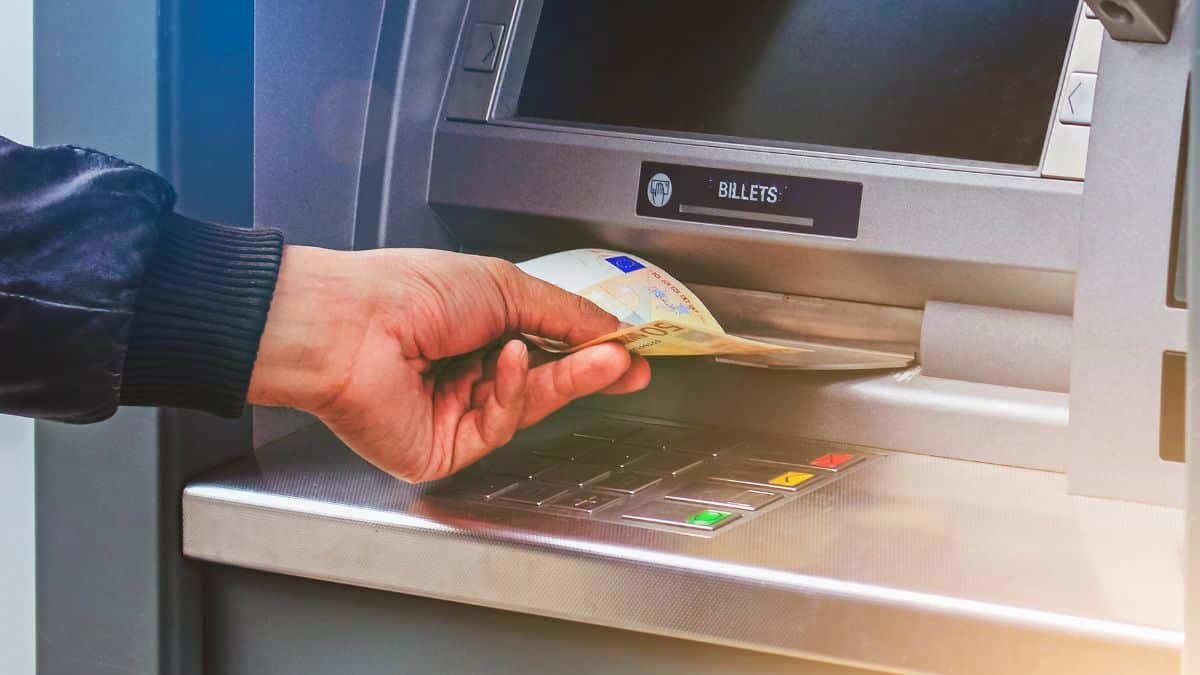 Bankomāti mainīsies uz visiem laikiem un vairs nepieņems fiziskas kartes: kā tagad tiks izņemta skaidra nauda.