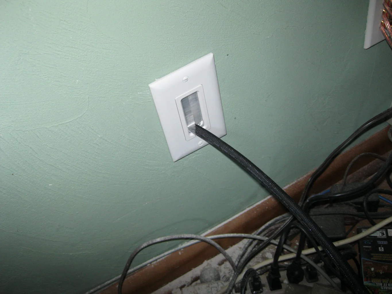 Ja jūsu guļamistabā ir ievilkts televīzijas kabelis, jums ir īsta atradums: šeit ir aprakstīts, kā to pārvērst ātrdarbīgā Ethernet tīklā.
