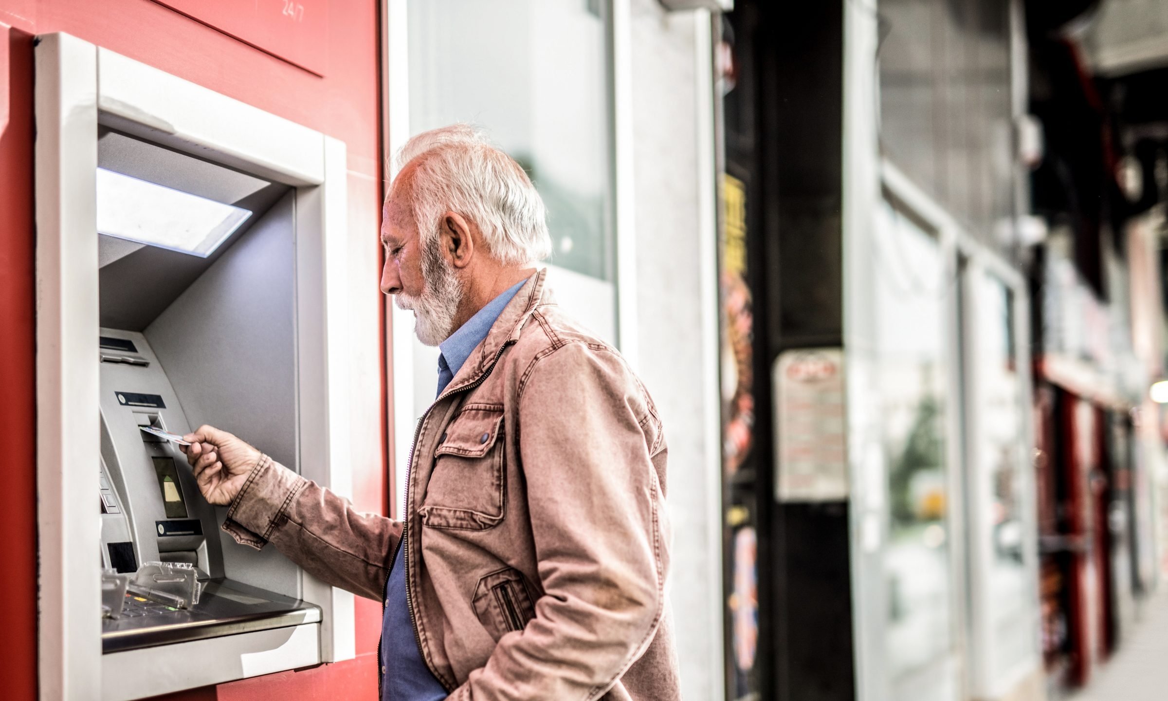 Vecāka gadagājuma cilvēki un pensionāri kritizē jaunās bankomātu izmantošanas noteikumus: „Bankomātu pārvietošana nav risinājums”.