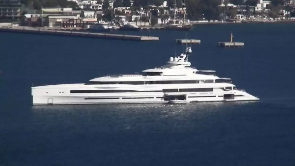 Bila Geitsa jahtu, kas pārdota par 55 miljoniem dolāru, kursē ap Ibizu: tajā ir helikopteru laukums, zemūdens laiva...