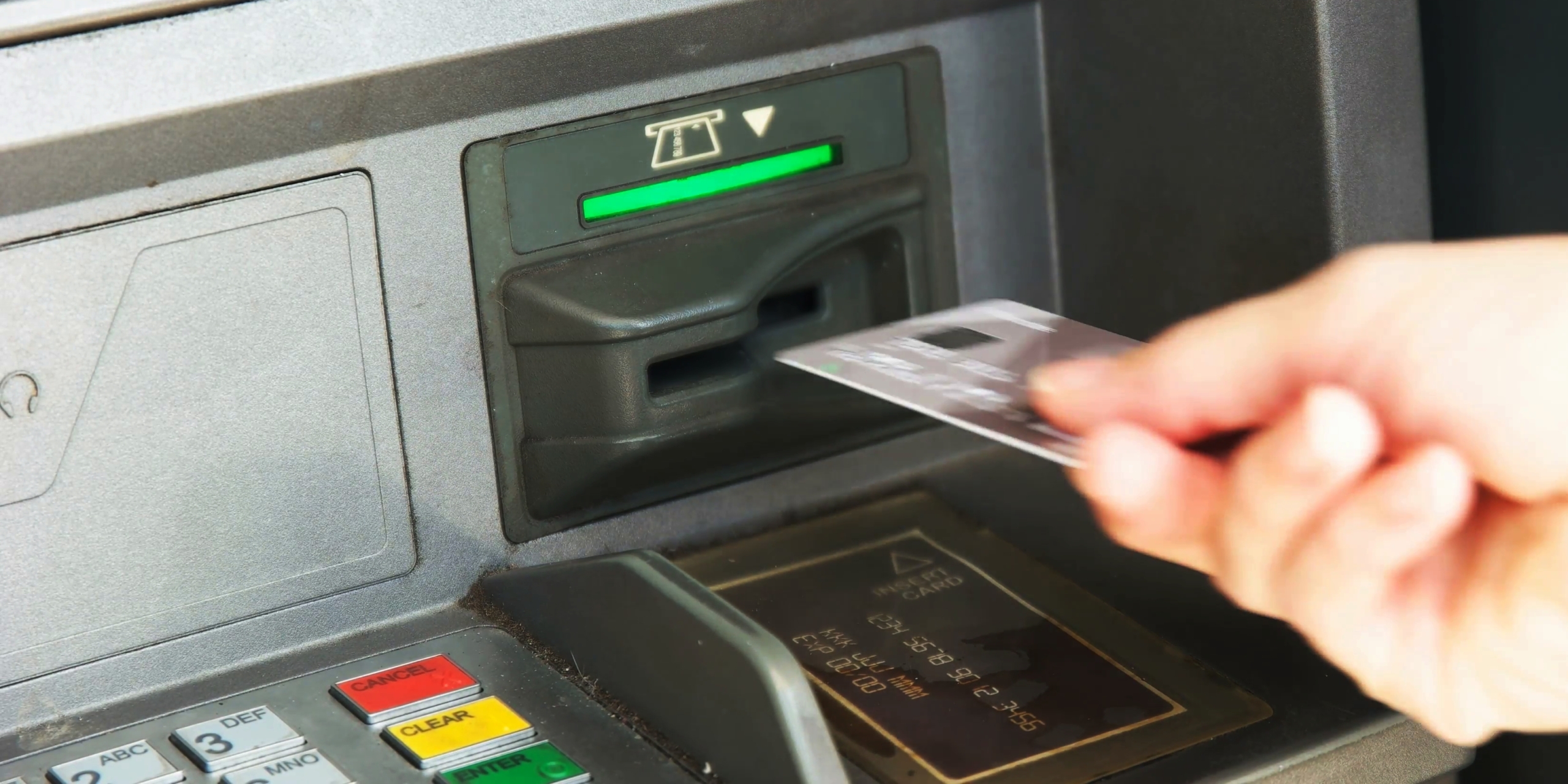 Bankomāti mainās: kas jums jādara, pirms ievietot karti.