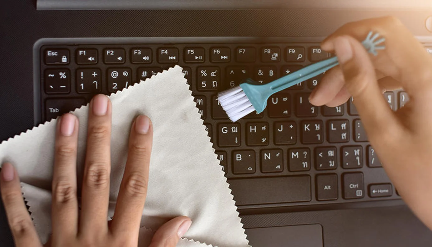 Kā 5 minūtēs ar vienkāršu triku notīrīt kafijas traipus no tastatūras