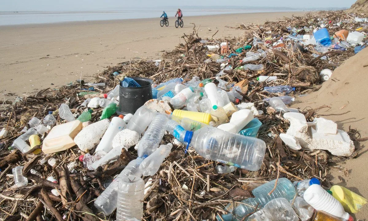 Kā 50 miljoni tonnu plastmasas gadā ietekmē cilvēku veselību un planētu, saskaņā ar starptautisku pārskatu