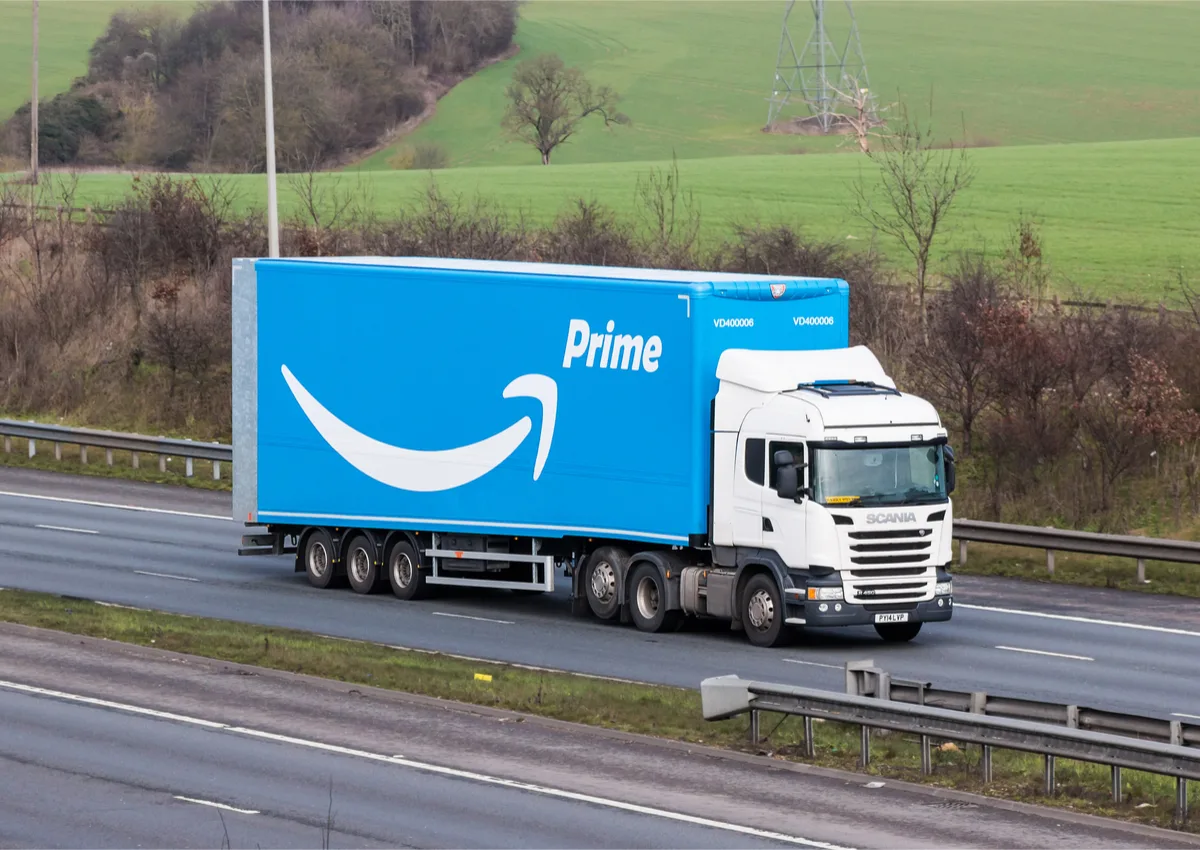 Tā Amazon strādā ar pircējiem: „Kravas automašīna 100 000 eiro vērtībā par 7000 eiro”.