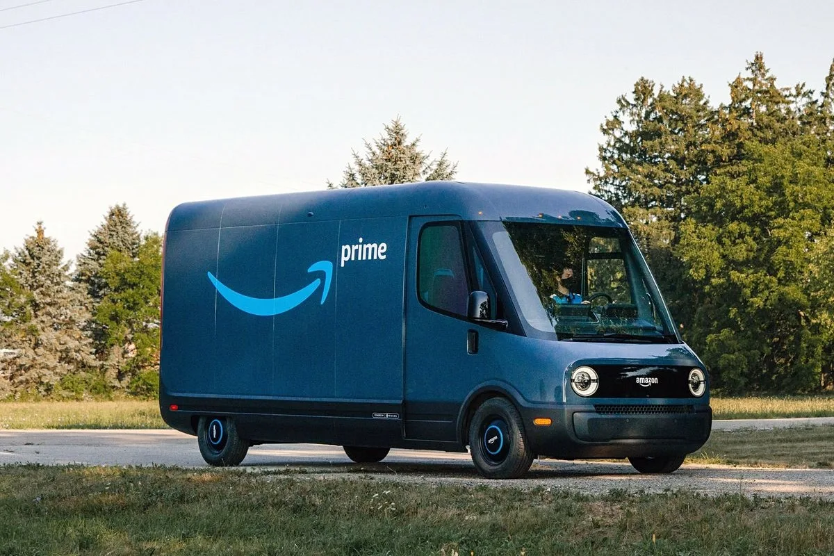 Tā Amazon strādā ar pircējiem: „Kravas automašīna 100 000 eiro vērtībā par 7000 eiro”.