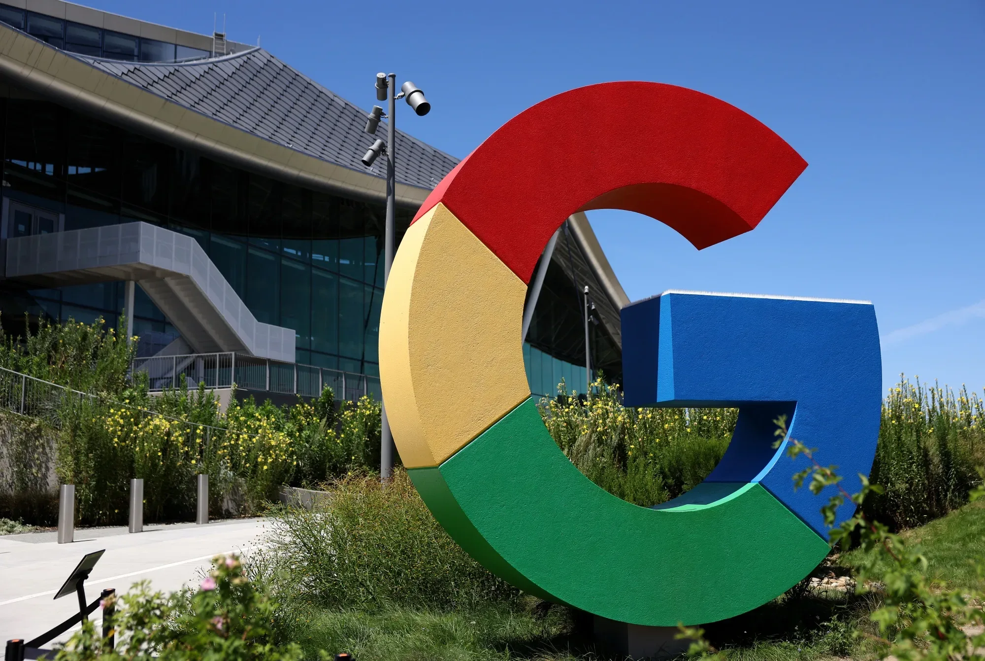 Google noslēdza vēsturē lielāko darījumu hidroenerģētikas jomā. Uzņēmums vairs nezina, kur iegūt vairāk enerģijas savam mākslīgajam intelektam.