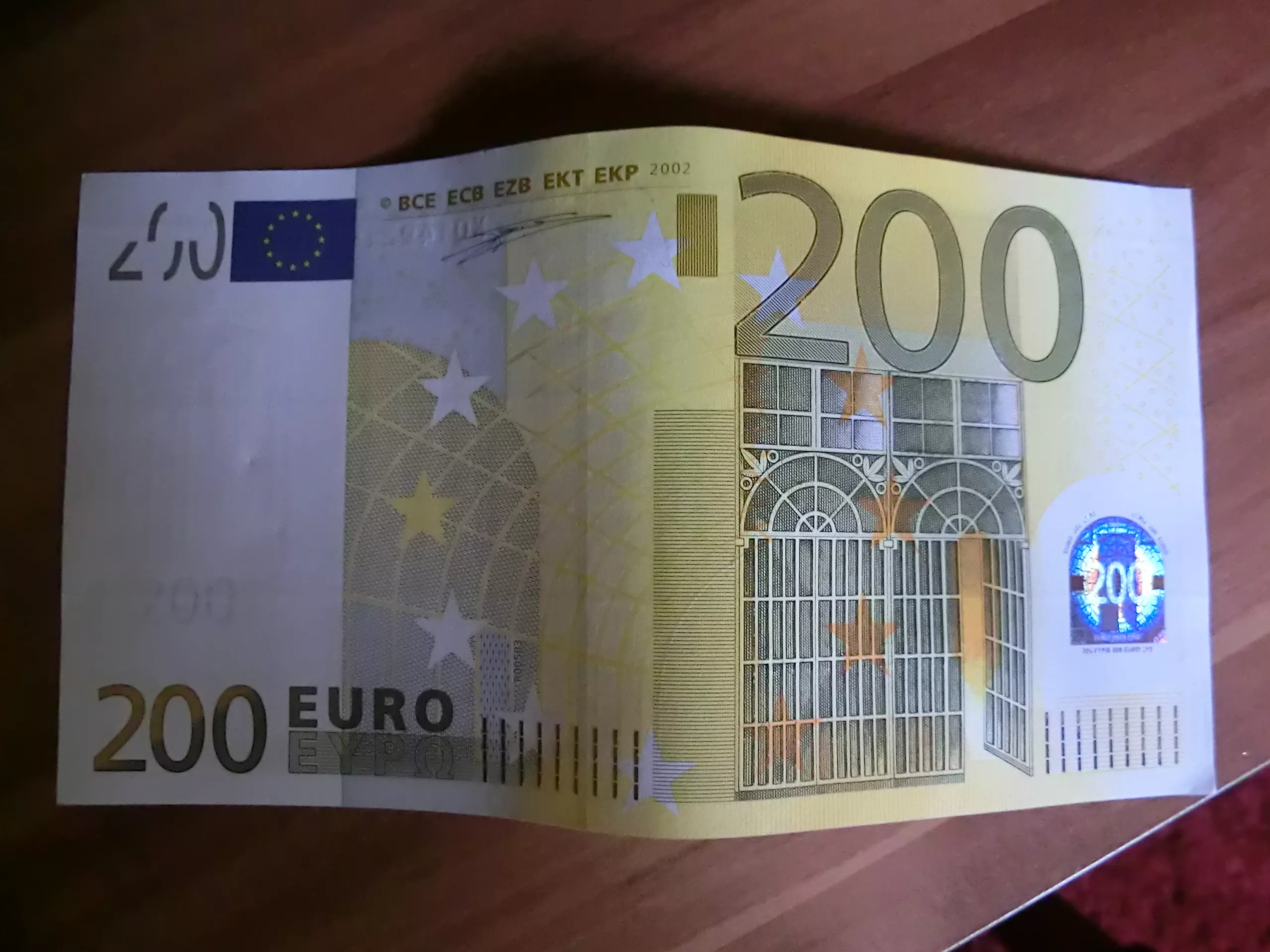 Viņš pērk vecas mēbeles par 200 eiro un to atvilktnēs atrod 200 000 eiro.