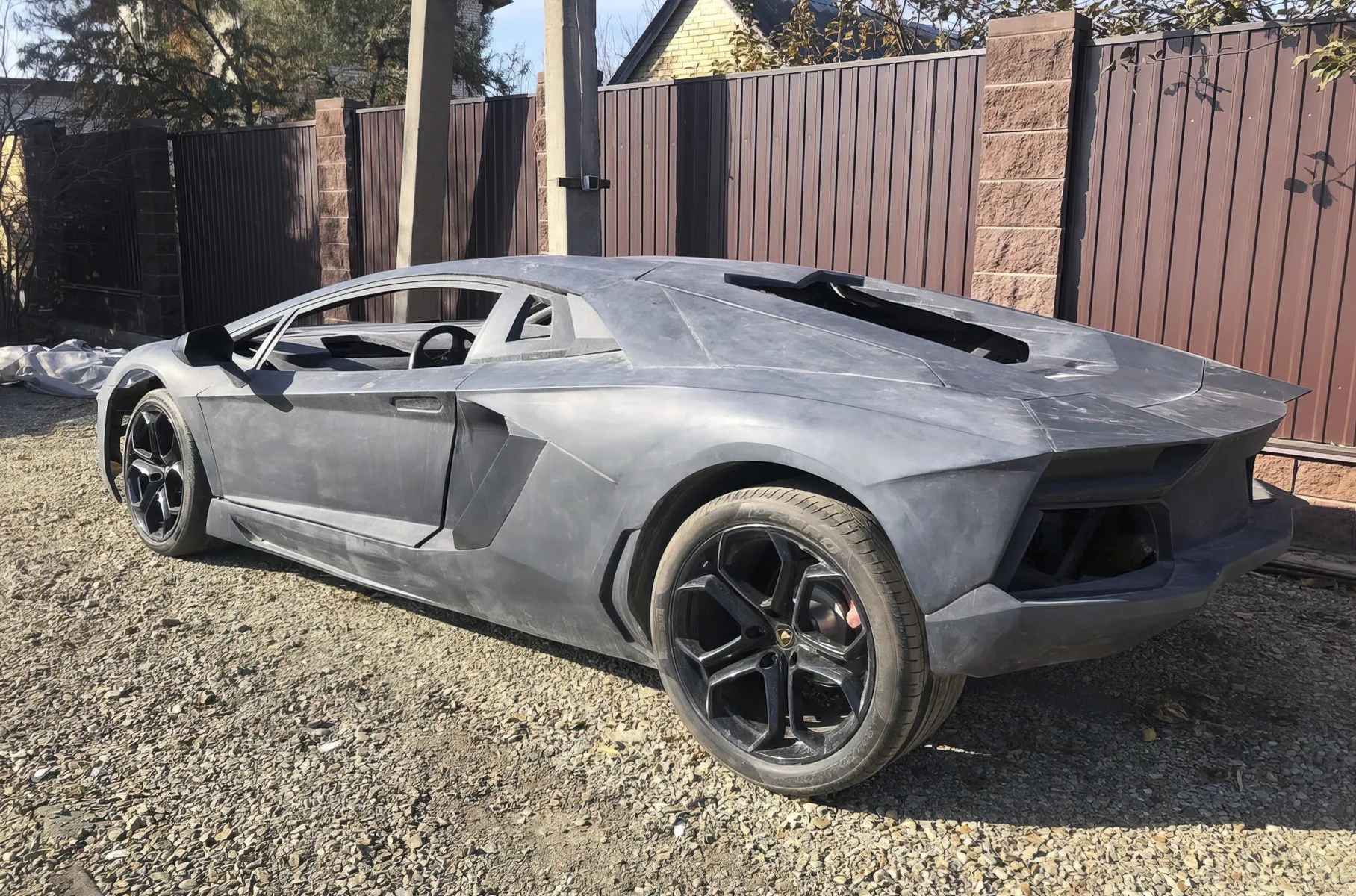 Lamborghini norobežojas no dīlera, kurš apsūdzēts superauto pārdošanā “narkotiku tirgotājiem un suteneru”.