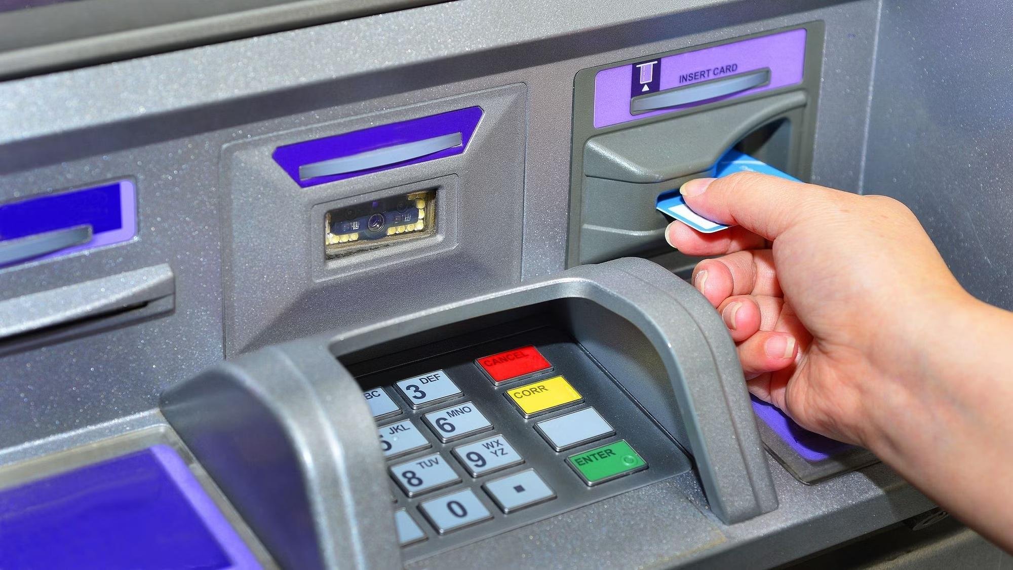 Bankomāti mainās: kas jums jādara, pirms ievietot karti.