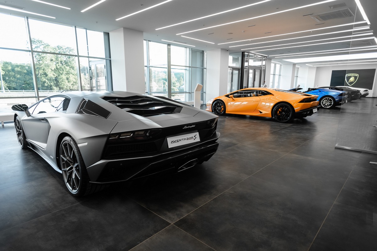 Lamborghini norobežojas no dīlera, kurš apsūdzēts superauto pārdošanā “narkotiku tirgotājiem un suteneru”.