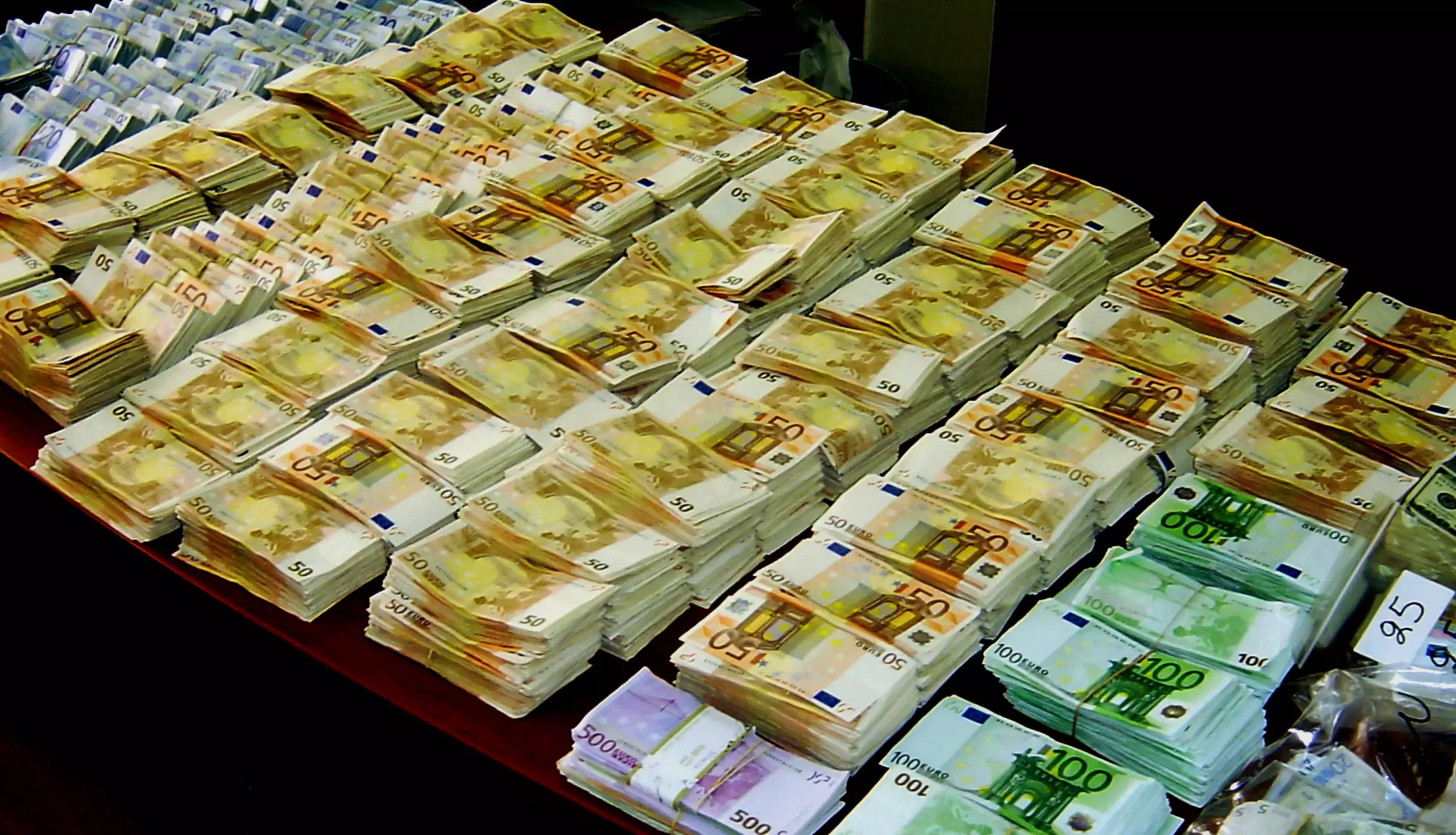 Viņš pērk vecas mēbeles par 200 eiro un to atvilktnēs atrod 200 000 eiro.