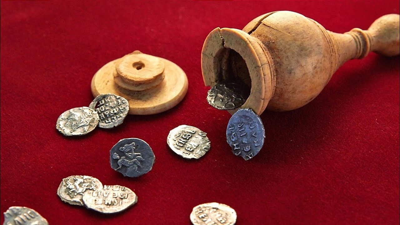 Tūristi uzkāpj kalnā un atrod divas kārbas, kas datētas ar 1808. gadu: dārgumu, kura vērtība pārsniedz 300 000 eiro.