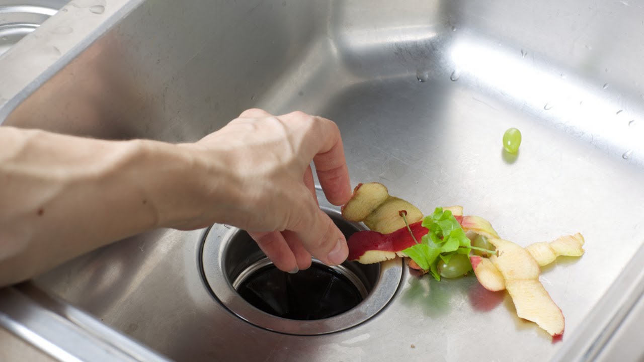 Četri veidi, kā novērst virtuves atkritumu smaku augstās temperatūras dēļ