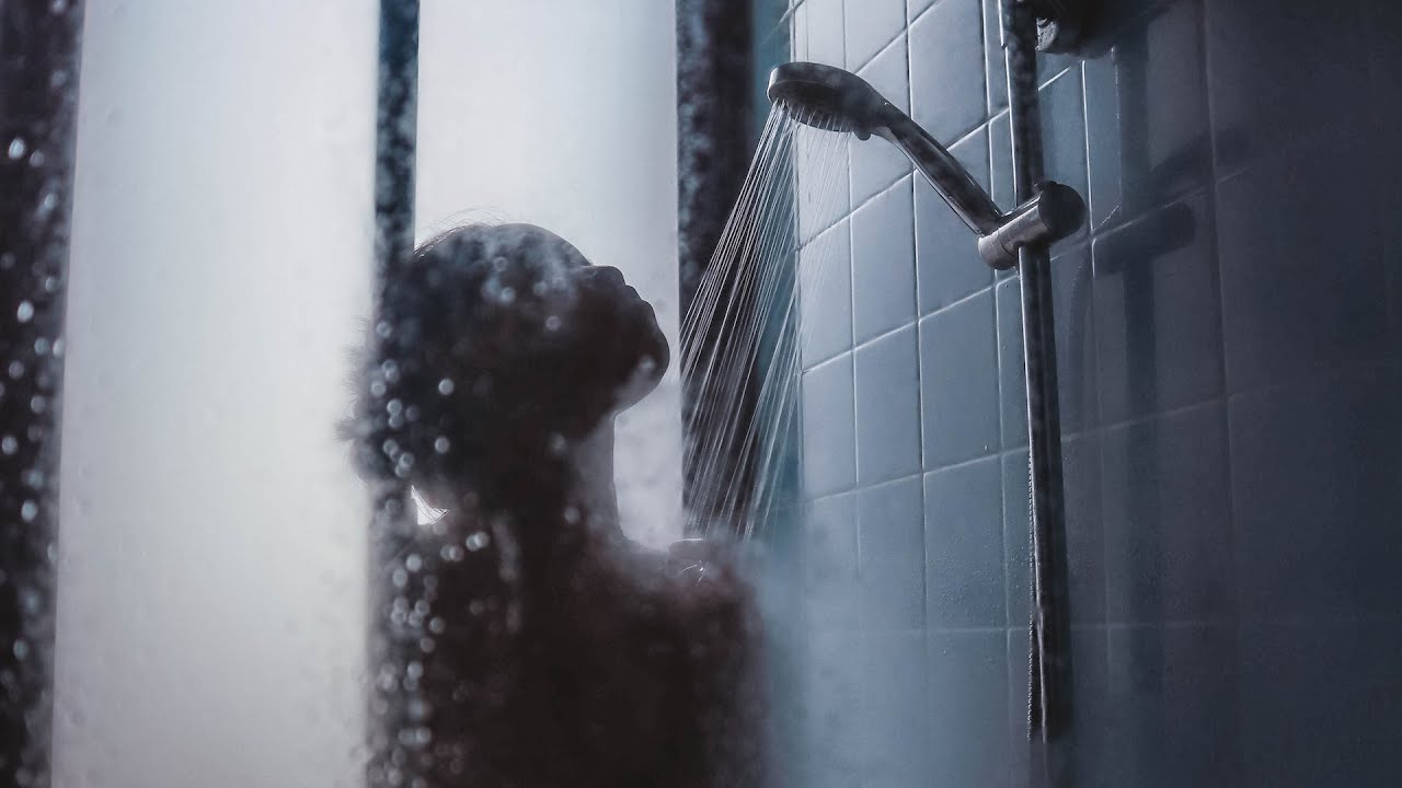 Dušāties, kad veļas mašīna ir ieslēgta, nav ļoti laba ideja: vairāki santehniķi man paskaidroja, ka es visu dzīvi esmu darījis nepareizi.
