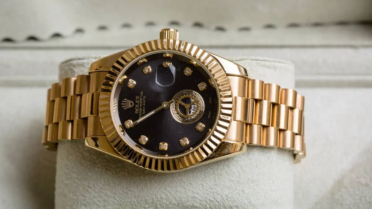 Reti Rolex pulkstenis no tīra zelta tiek pārdots izsolē Lichfieldā