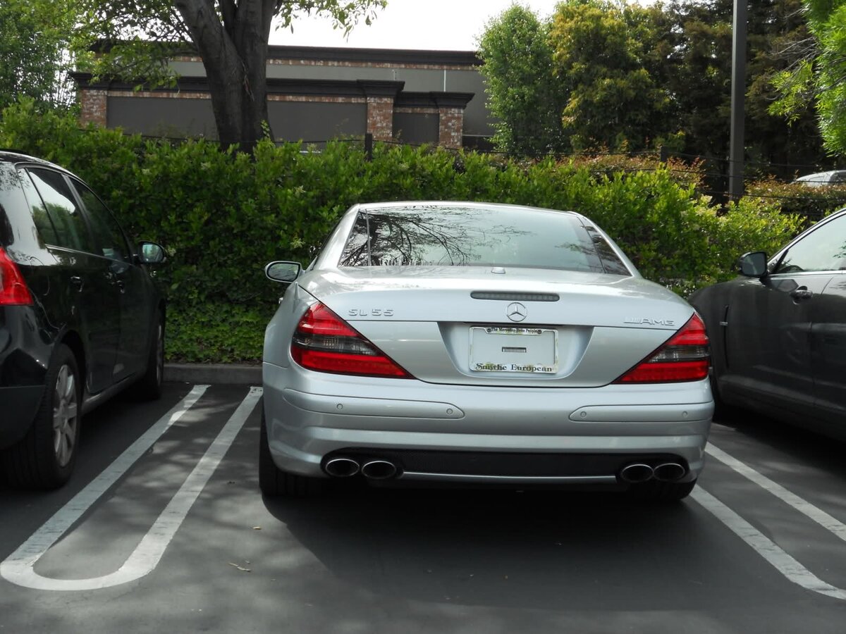 Katru pusgadu Stīvs Džobss pirka vienu un to pašu automašīnu — Mercedes-Benz SL klases automašīnu par 120 000 eiro. Viss noslēpums bija numura zīmē.