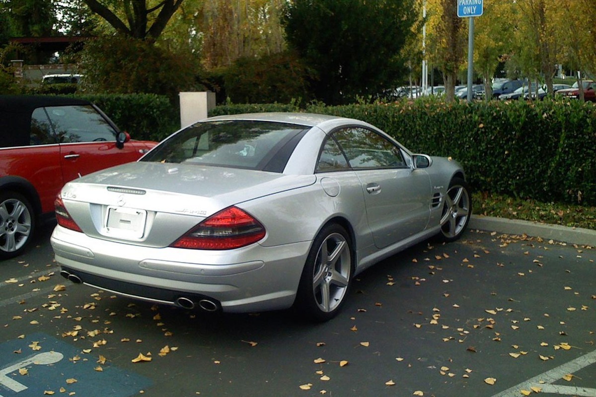 Katru pusgadu Stīvs Džobss pirka vienu un to pašu automašīnu — Mercedes-Benz SL klases automašīnu par 120 000 eiro. Viss noslēpums bija numura zīmē.