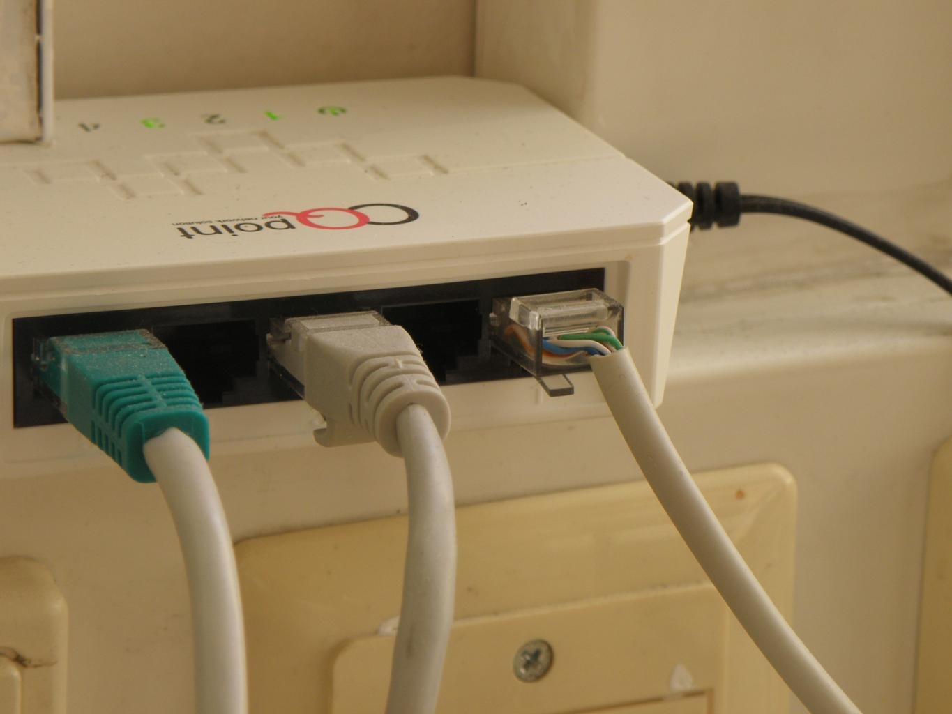 Ja jūsu guļamistabā ir ievilkts televīzijas kabelis, jums ir īsta atradums: šeit ir aprakstīts, kā to pārvērst ātrdarbīgā Ethernet tīklā.