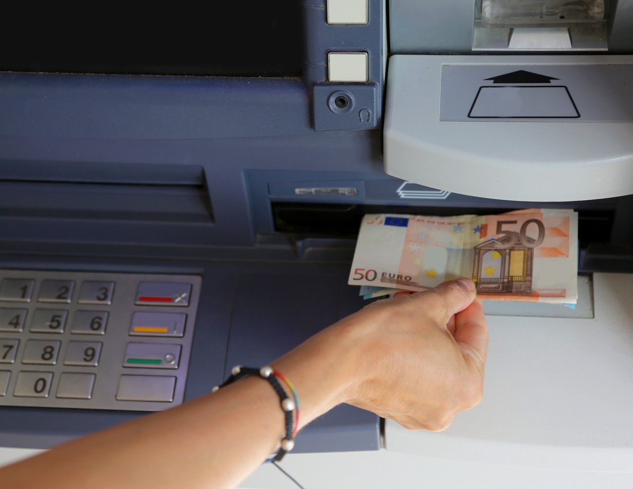 Bankomāti mainīsies uz visiem laikiem un vairs nepieņems fiziskas kartes: kā tagad tiks izņemta skaidra nauda.